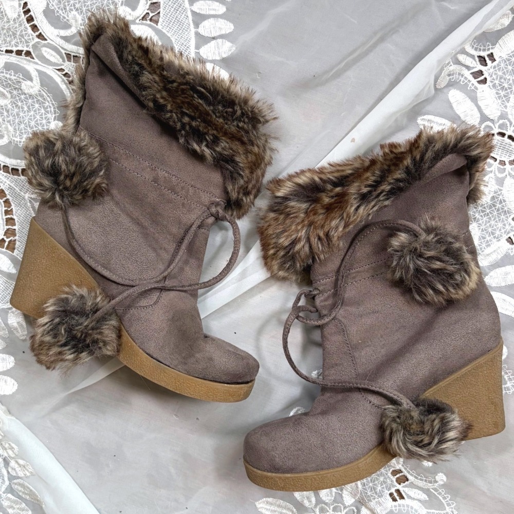 Y2K Cutie American Eagle Women Taupe Faux Suede Fur Wedge Pom Pom Boots Size 7